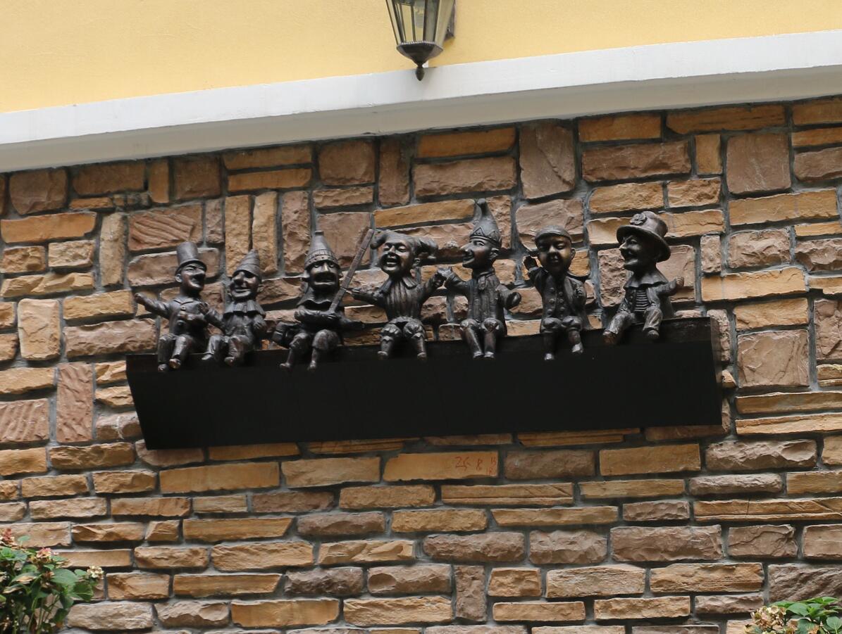 七个小矮人铸铜雕塑小品